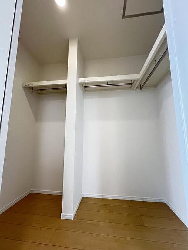 ウォークインクローゼットがあり収納スペースも豊富。季節物もスッキリ片付きそうです。