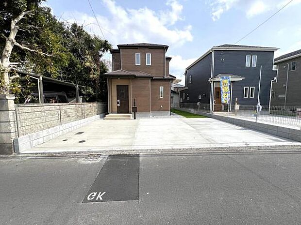 カースペースは車種により3台駐車可能です。