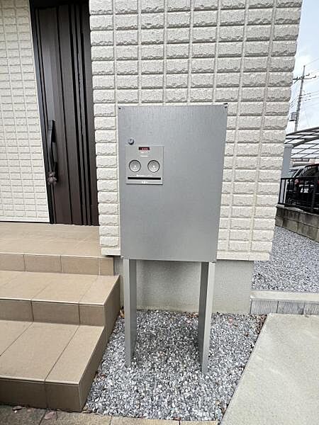 ポストおよび宅配BOXが付いた門柱です。不在時の荷物の受け取りがとても便利です。