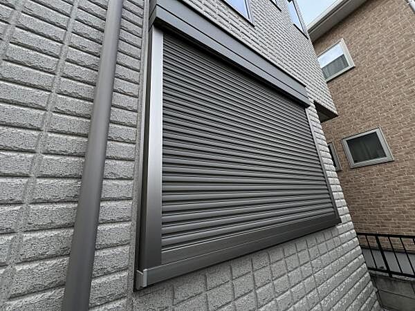 雨戸シャッター付きで、防災・防犯に心強いですね。