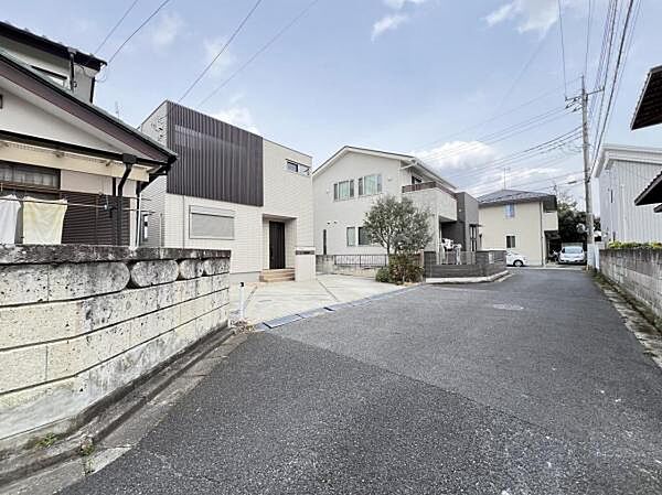 前面道路を含めた現地写真です。ぜひ周辺環境も併せてご覧ください。