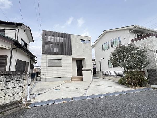 へーベルハウス施工、軽量鉄骨造陸屋根2階建てです。