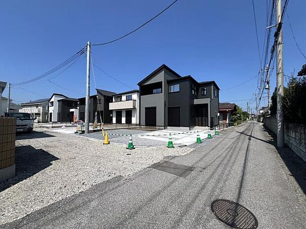 前面道路を含めた現地写真です。ぜひ周辺環境も併せてご覧ください。