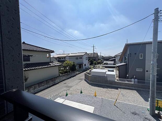 バルコニーからの眺望です。明るい陽射しを浴びながらゆったりと過ごすのも良いですね。