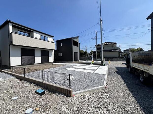 前面道路を含めた現地写真です。