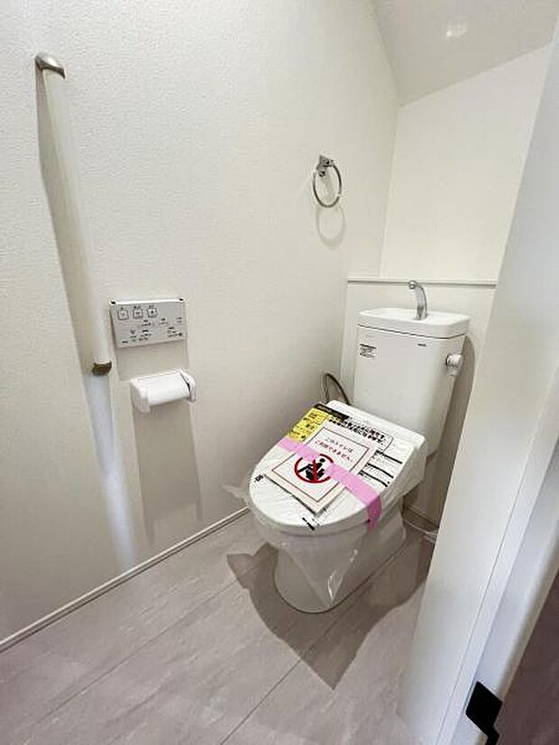 シャワー洗浄機能付のトイレは、清潔感が印象的な空間ですね。