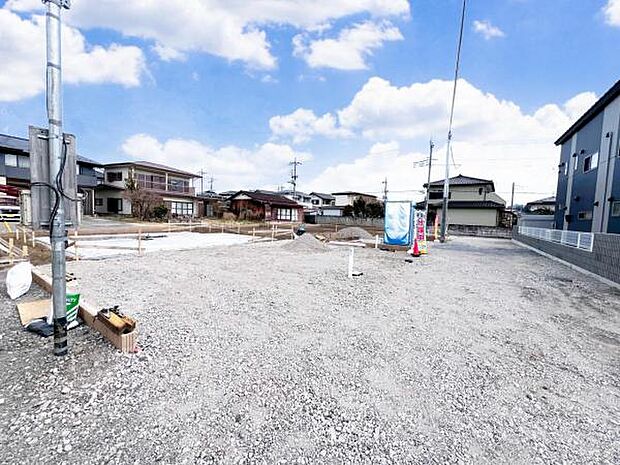 前面道路を含めた現地写真です。ぜひ周辺環境も併せてご覧ください。