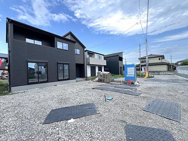 前面道路です。住宅地につき落ち着いた新生活を始められそうです。