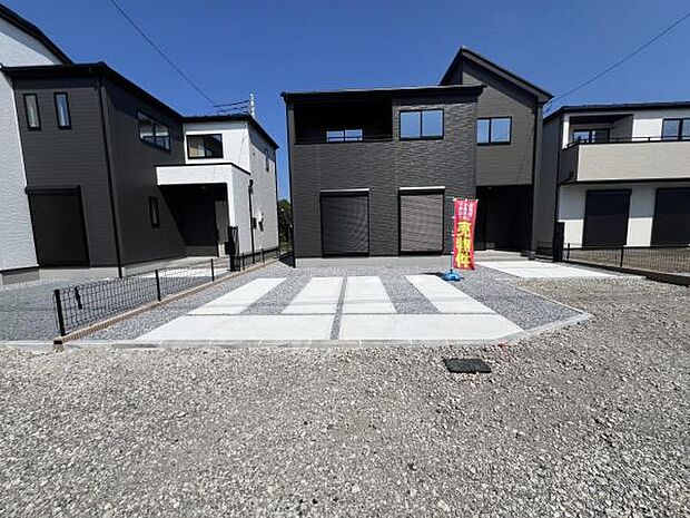駐車場です。前面道路との高低差も少なく、スムーズに出入りできます。