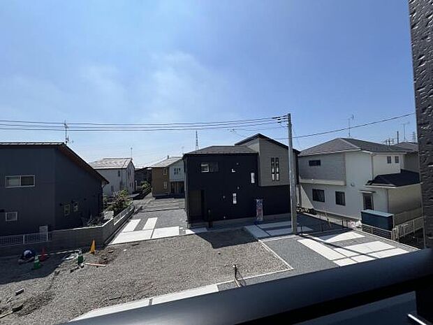 バルコニーからの眺望です。明るい陽射しを浴びながらゆったりと過ごすのも良いですね。