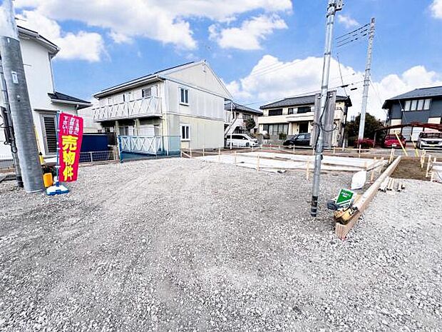 前面道路を含めた現地写真です。ぜひ周辺環境も併せてご覧ください。