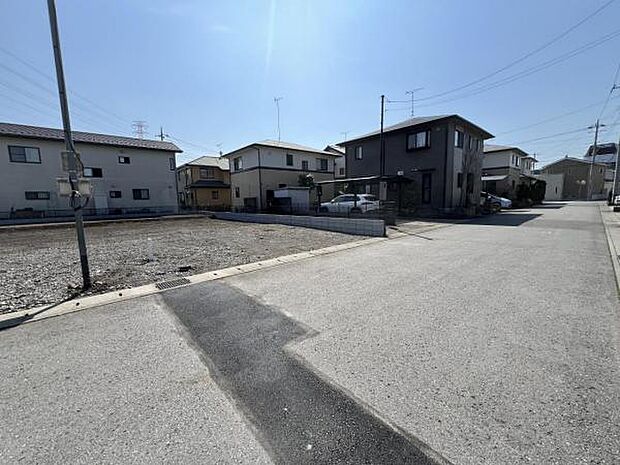 前面道路を含めた現地写真です。