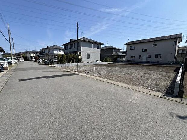 前面道路を含めた現地写真です。ぜひ周辺環境も併せてご覧ください。