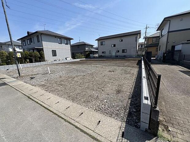 木造2階建て、耐震等級3級です。