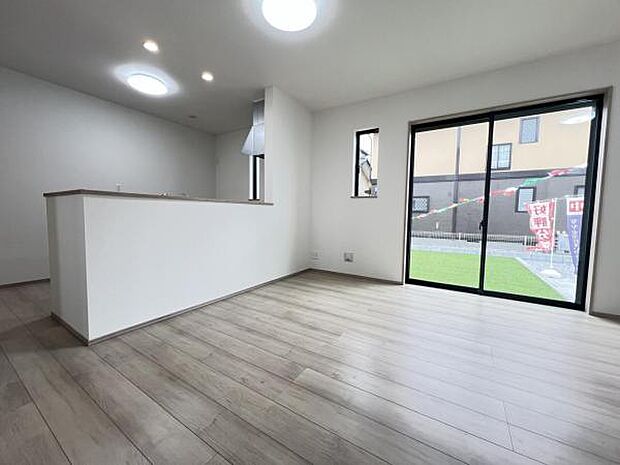 お食事中もキッチンと会話が楽しめるダイニングスペース。