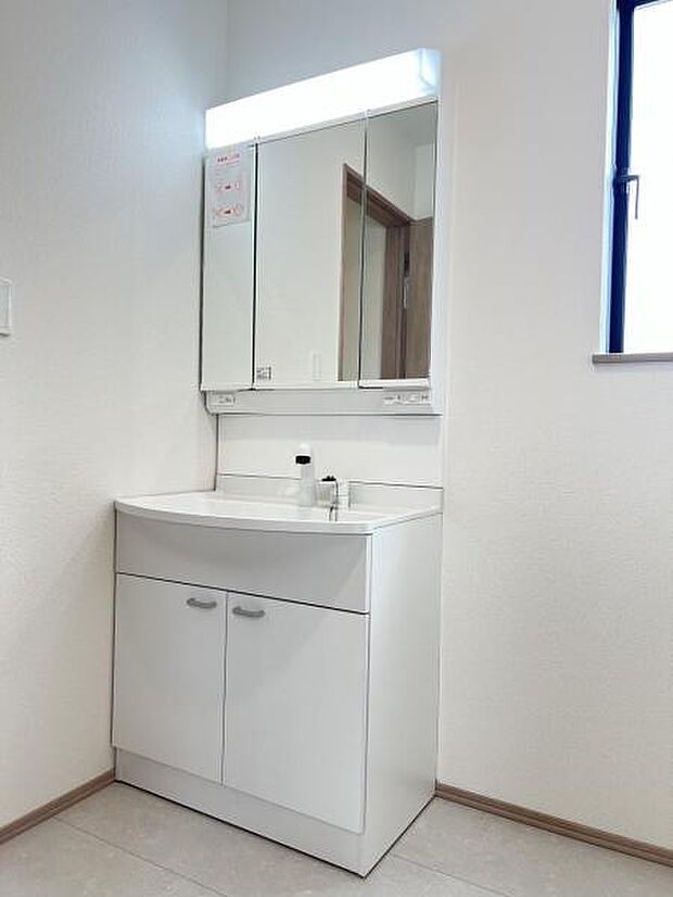 洗面化粧台です。朝の身支度から1日が始まります。