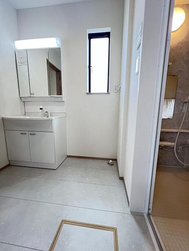 独立洗面台の横にはランドリースペースがございます。