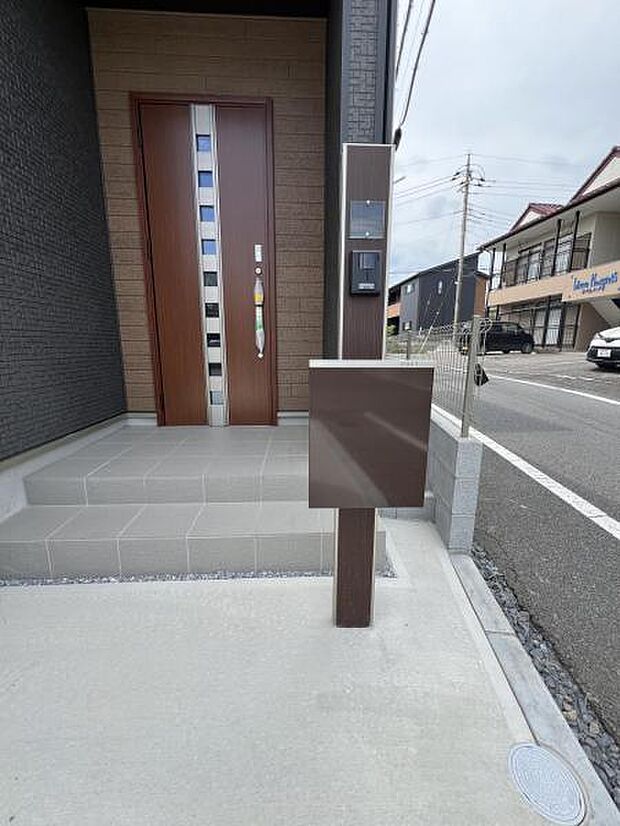 綺麗で明るい玄関でお客様をお迎えいただけます。