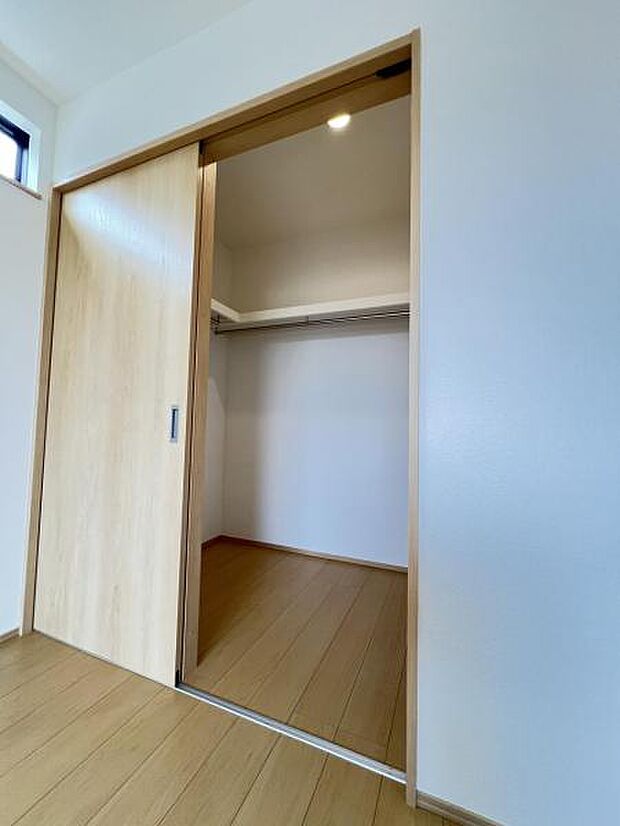 寝室にはウォークインクローゼットがついてますので、お部屋がすっきり片付きそうです。