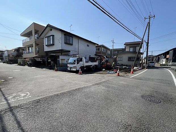 前面道路を含めた現地写真です。