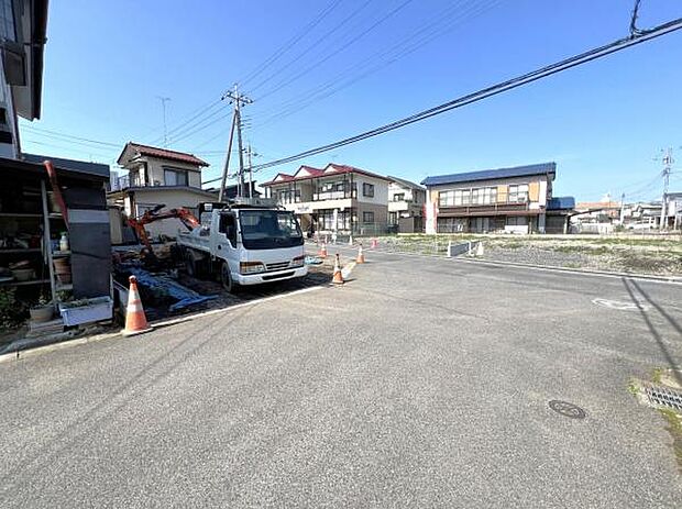 前面道路を含めた現地写真です。ぜひ周辺環境も併せてご覧ください。