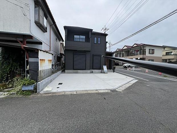 セカンドカーにも便利な並列駐車2台可能です。