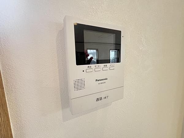 訪問者を確認できるTVモニター付きインターフォンです。