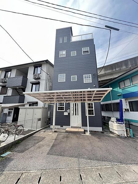 鉄骨造陸屋根3階建てのお住まいです。