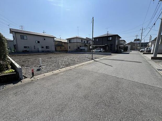 前面道路を含めた現地写真です。