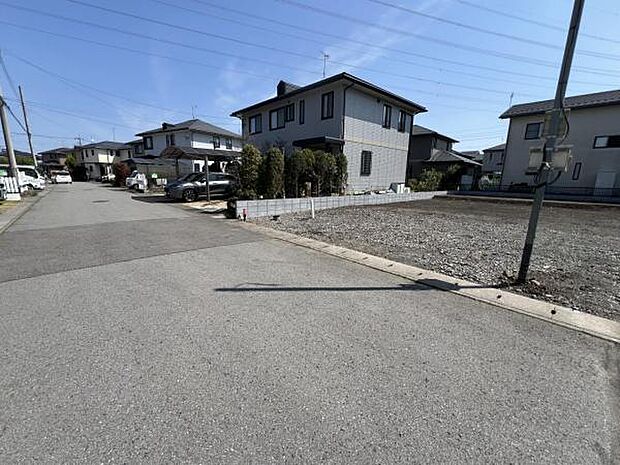 前面道路を含めた現地写真です。ぜひ周辺環境も併せてご覧ください。