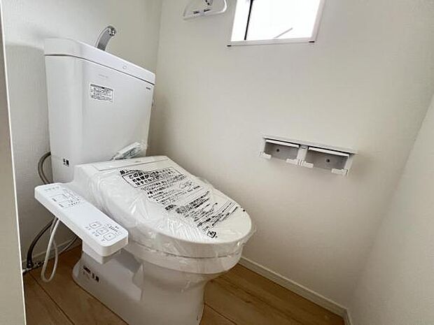 シャワー洗浄機能付のトイレは、清潔感が印象的な空間ですね。