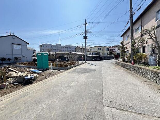 前面道路を含めた現地写真です。ぜひ周辺環境も併せてご覧ください。