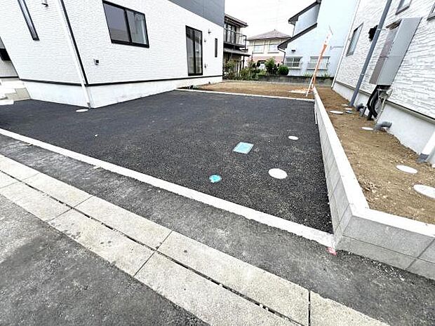 駐車場です。前面道路との高低差も少なく、スムーズに出入りできます。