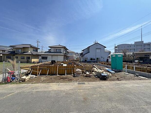 木造2階建て、耐震等級3級です。制振装置「SAFE365」を使用しております。