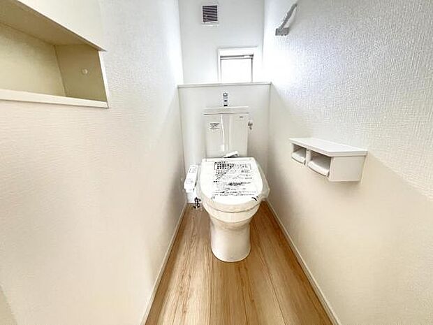 シャワー洗浄機能付のトイレは、清潔感が印象的な空間ですね。