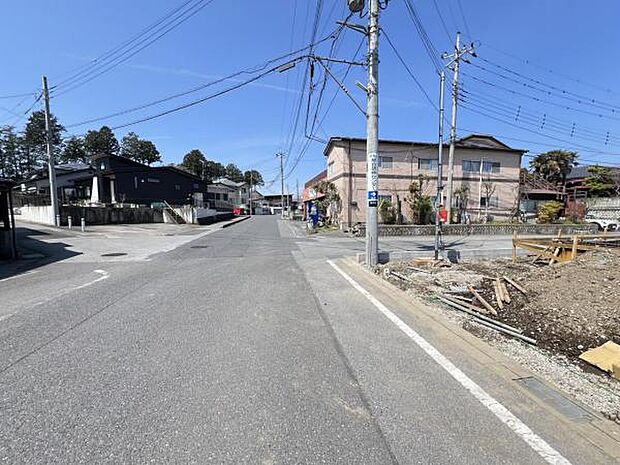 前面道路を含めた現地写真です。ぜひ周辺環境も併せてご覧ください。
