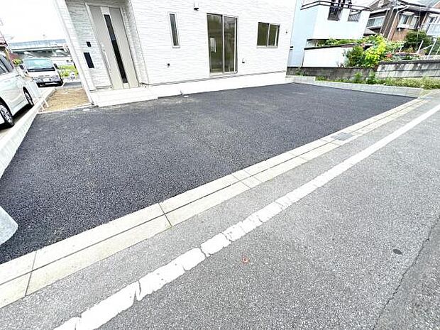駐車場です。前面道路との高低差も少なく、スムーズに出入りできます。