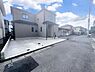 外観：前面道路を含めた現地写真です。ぜひ周辺環境も併せてご覧ください。