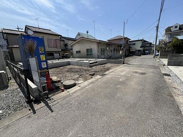 前面道路を含めた現地写真です。