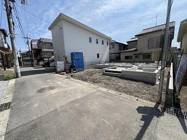 前面道路を含めた現地写真です。ぜひ周辺環境も併せてご覧ください。