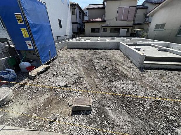 セカンドカーにも便利な並列駐車2台可能です。