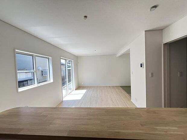 カウンターキッチン越しに会話も楽しめるダイニングキッチン。