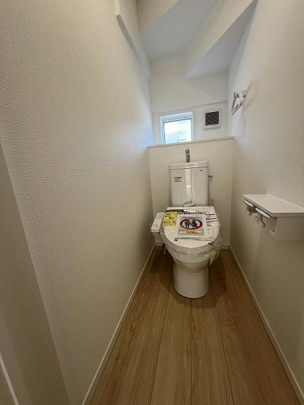 シャワー洗浄機能付のトイレは、清潔感が印象的な空間ですね。