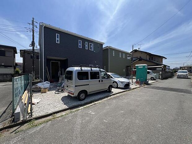 前面道路を含めた現地写真です。