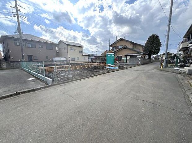 前面道路を含めた現地写真です。ぜひ周辺環境も併せてご覧ください。