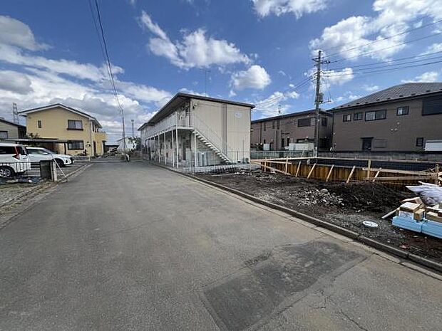 前面道路を含めた現地写真です。ぜひ周辺環境も併せてご覧ください。