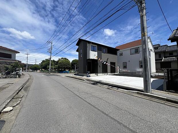 前面道路を含めた現地写真です。ぜひ周辺環境も併せてご覧ください。