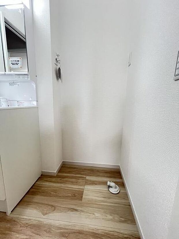 独立洗面台の横にはランドリースペースがございます。