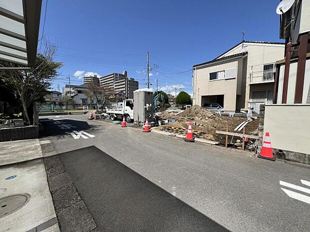 前面道路を含めた現地写真です。ぜひ周辺環境も併せてご覧ください。