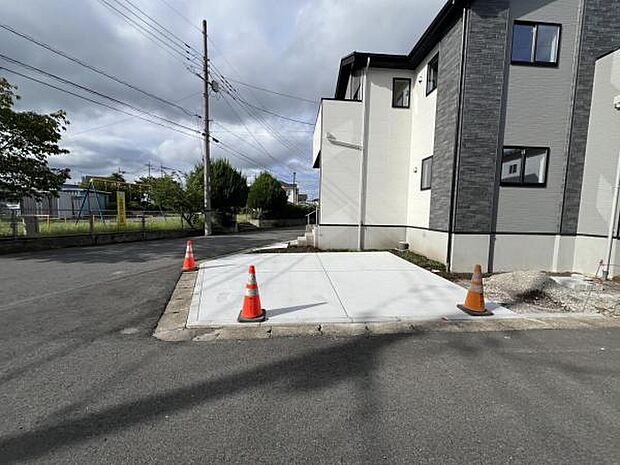 軽自動車含め3台停められます。